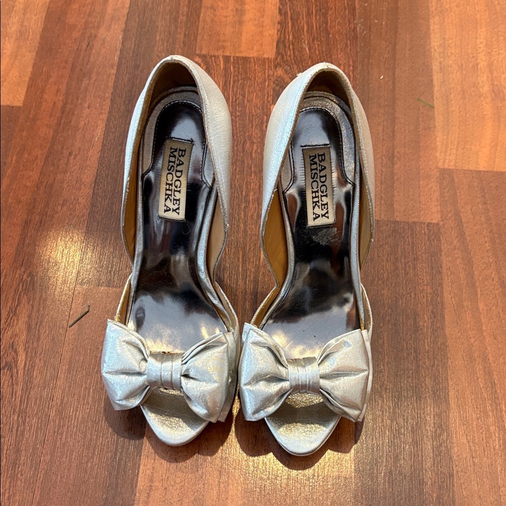 Badgley Mischka Mable Winmet silver bow heels size 6.5